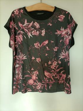 Shirt met korte mouw. Voor zijde gladde stof, zwart met roze print. Maat M.