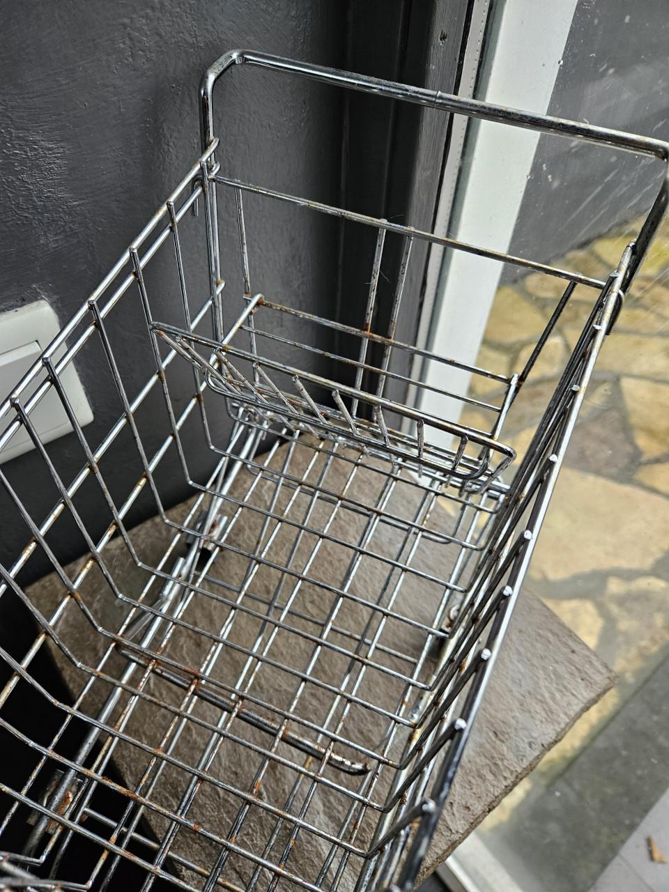 Grappige originele vintage kleine metalen winkelwagen mand