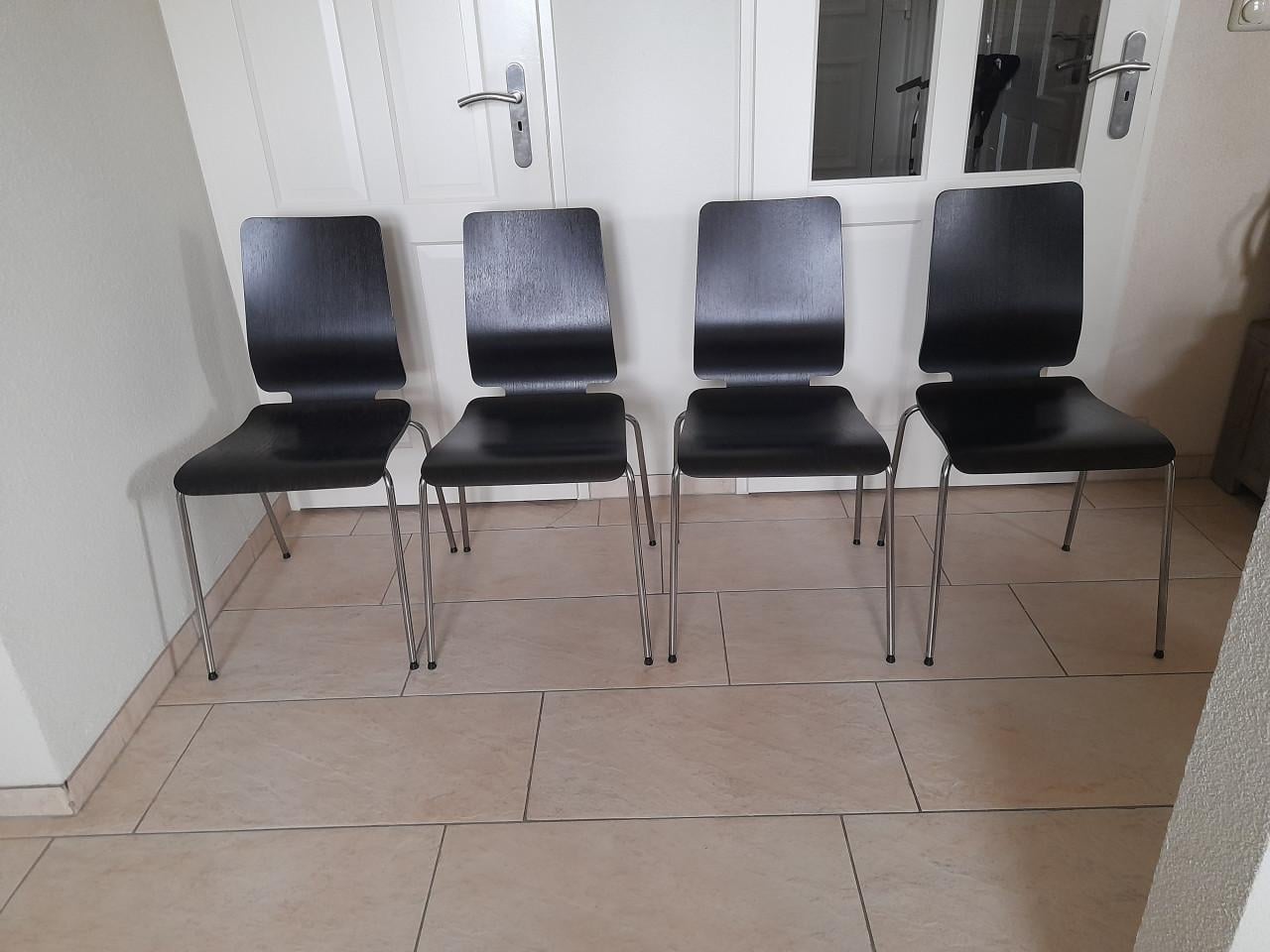 4 stoelen (stapelbaar) in goede nette  staat !