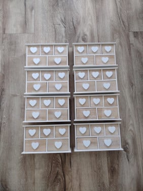 8x houten ladekast met hartjes, houten kastje, tafelkast.