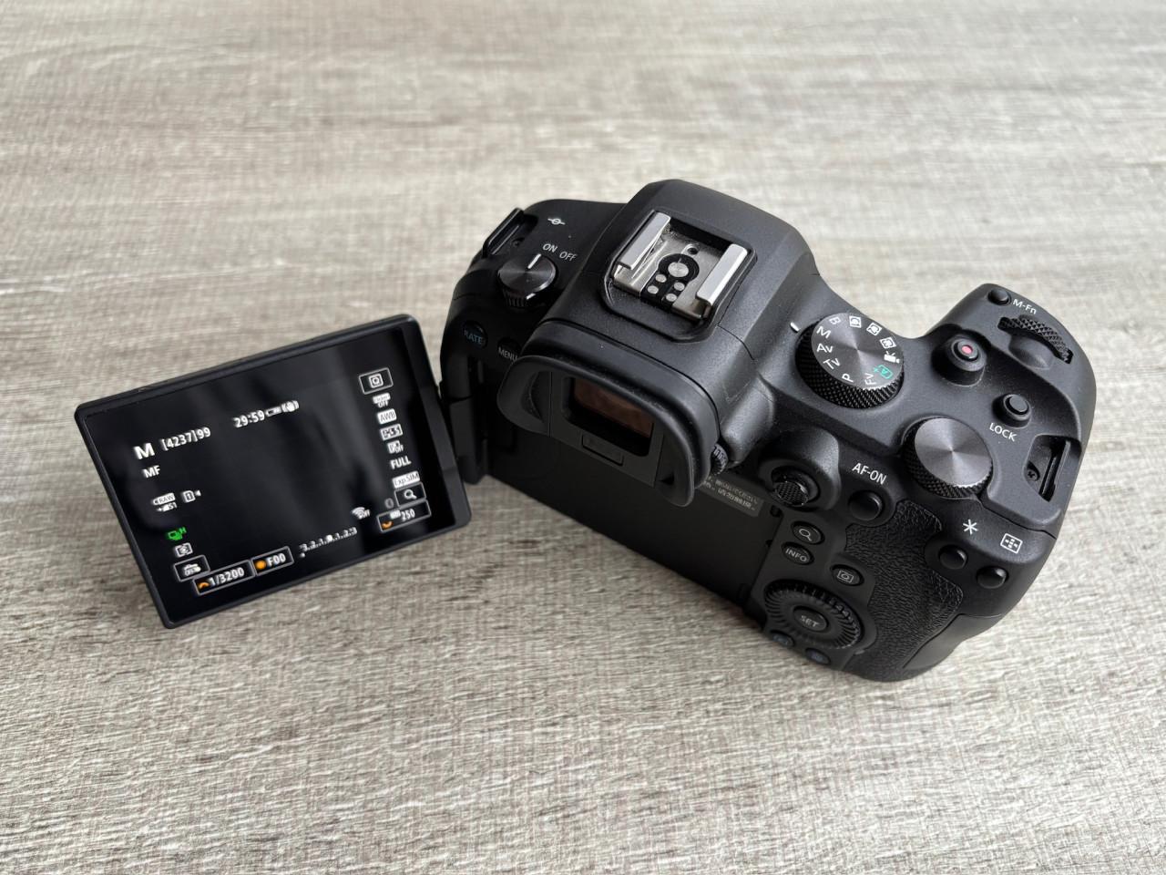 Canon R6 - 6000 clicks + 3 extra accu’s + 64GB geheugenkaart —- als nieuw