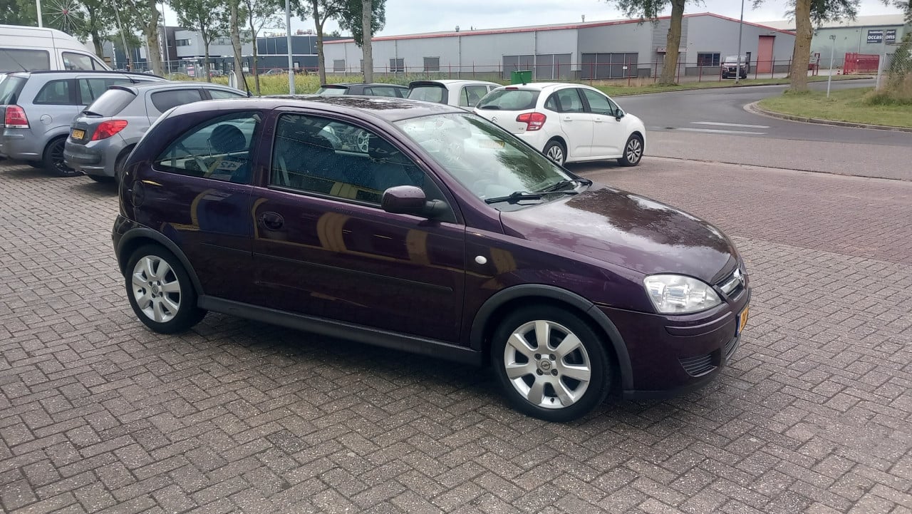 Opel CORSA 1.2-16V Silverline 3drs bj:2006 airco-lm velgen apk 2026 !!