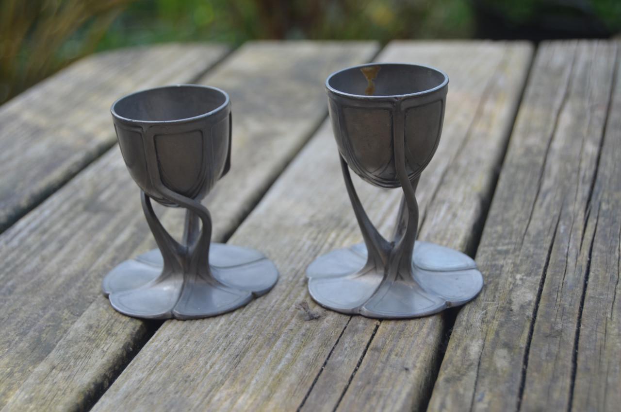 2 Tinnen Art Nouveau / Jugendstil tinnen eierdopjes