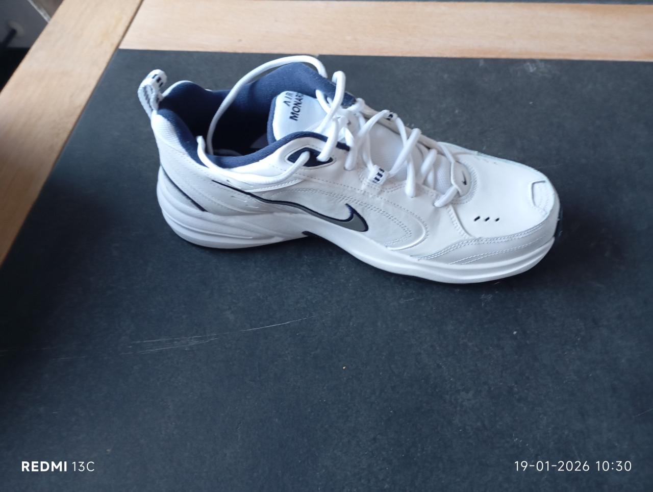 Nike air monarch