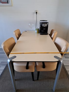 Retro eettafel plus 4 stoelen