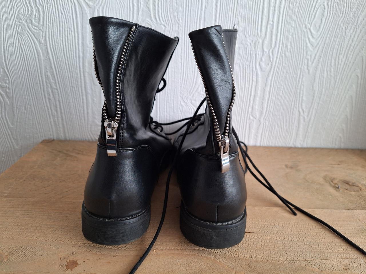 Laarsjes met achter rits. maat 40