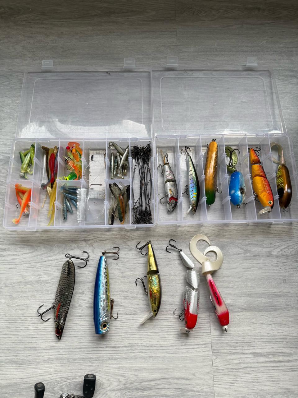 Complete vissers set - 6 hengels , 11 molens en toenehoren