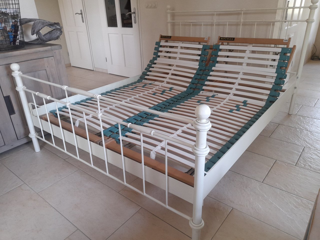 Ijzeren 2 p bed ( 160 x 200 ) met verstelbare lattenbodems (in goede staat)