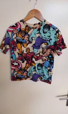 Shirt van het merk H&M in maat 110/116 met Marvel figuren erop