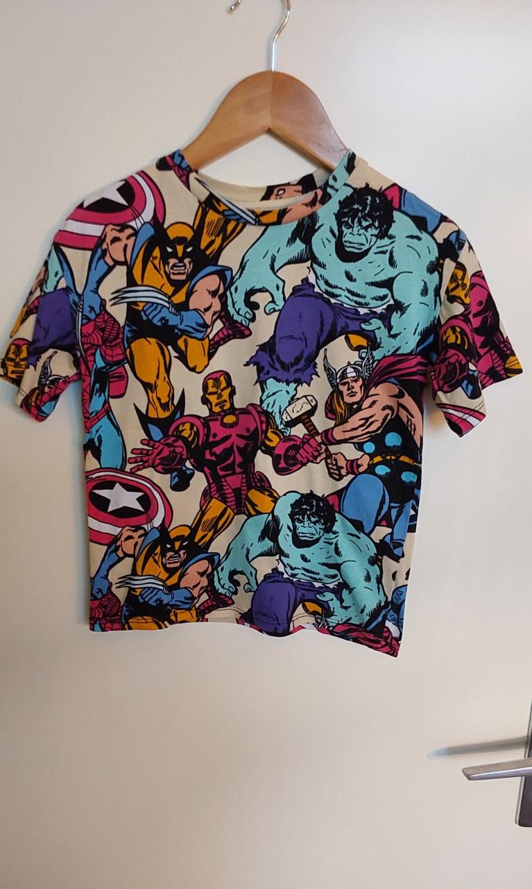 Shirt van het merk H&M in maat 110/116 met Marvel figuren erop