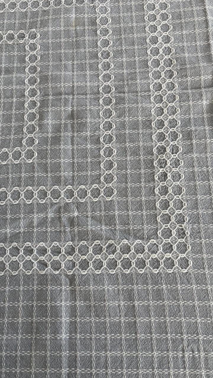 Tafelkleed grijs katoen, wit borduur 1,20x 1,62 cm. ZGAN. Handwerk