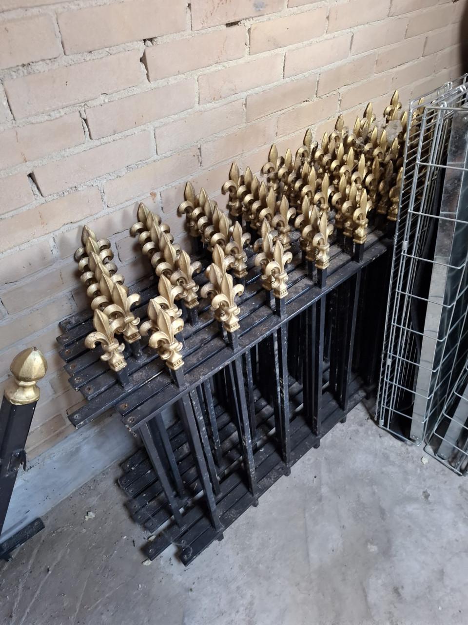 Tuinhek van ijzer ongeveer 15meter met poort