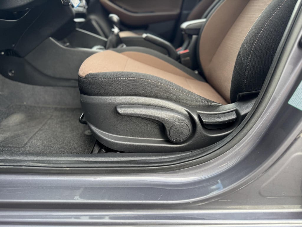 Hyundai I 20 1.2 hp i-motion comfort | trekhaak | navigatie | camera | park