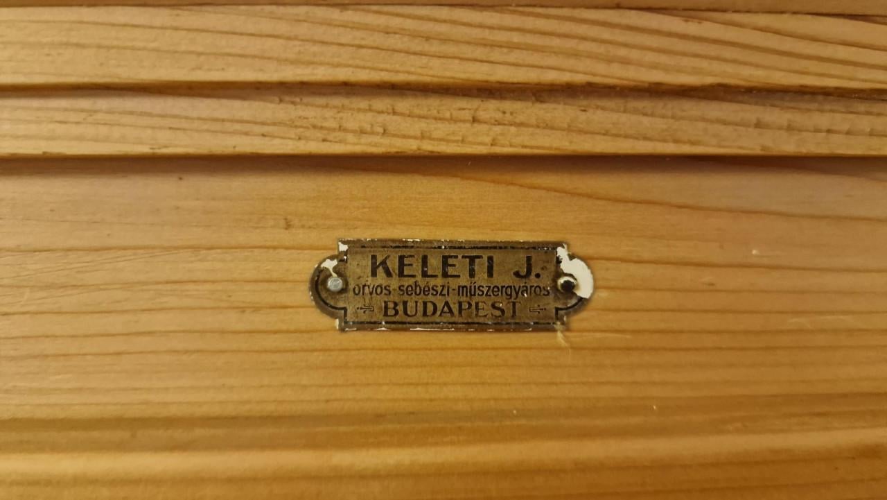 Grenen vitrinekast (Oost-Europees)