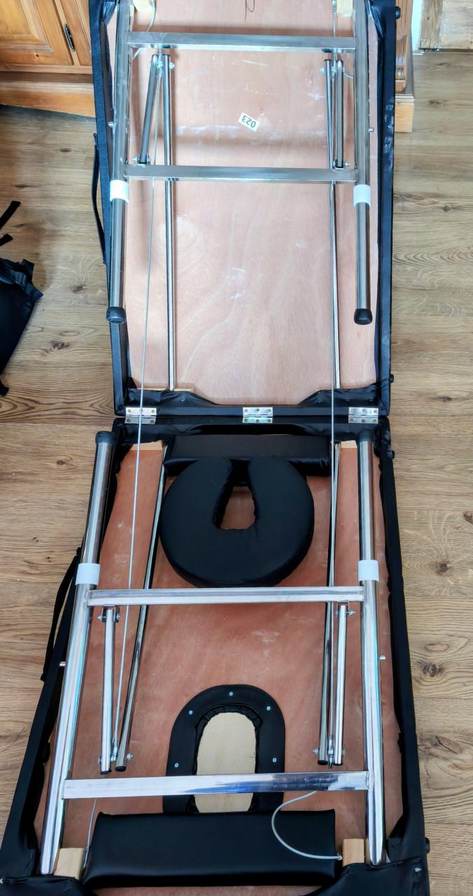 Te koop aangeboden draagbare uitklapbare massagetafel.