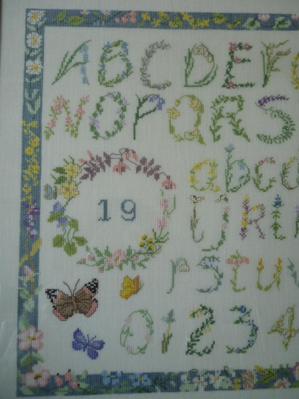 Voltooide kruissteek – Merklap alfabet in lijst 58x41 cm