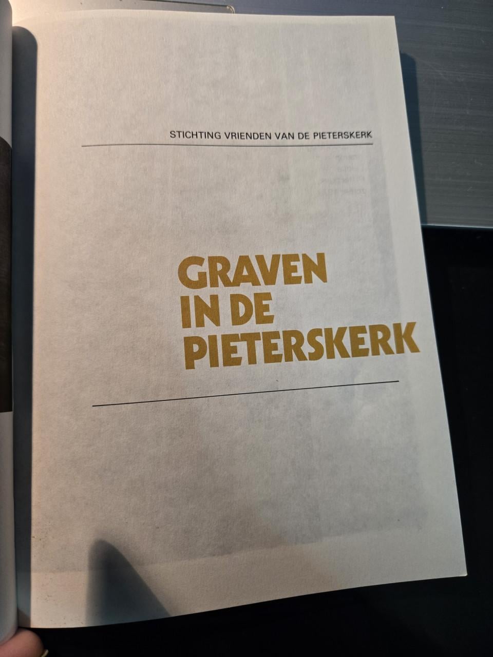 Boek "Graven in de Pieterskerk" door H.H. Vos, een verslag uit 1981