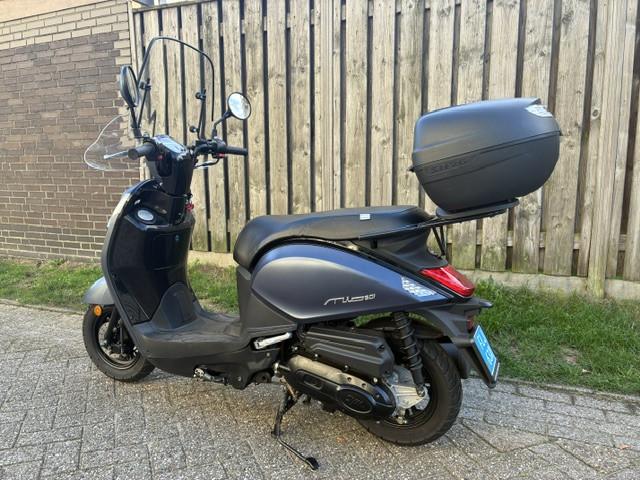 PRACHTIGE SYM MIO 50i EURO5 SNOR SCOOTER BOUWJAAR 2022 ALS NIEUW !