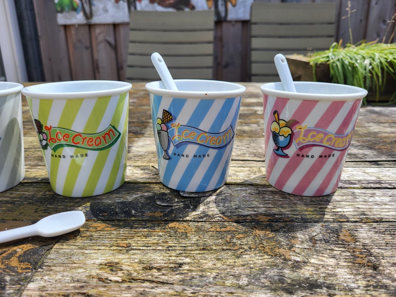 6 retro ijsbekers met lepels porselein
