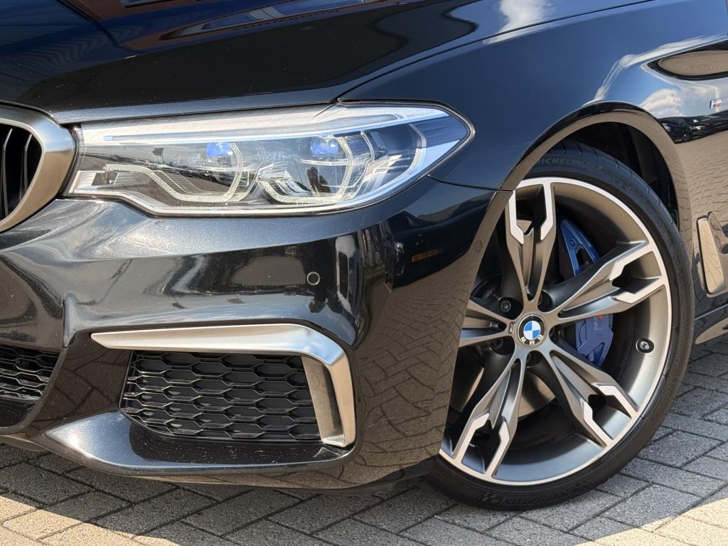 BMW 5 Serie m550i xdrive high executive | 4ws | soft-close | pano | b&w | m