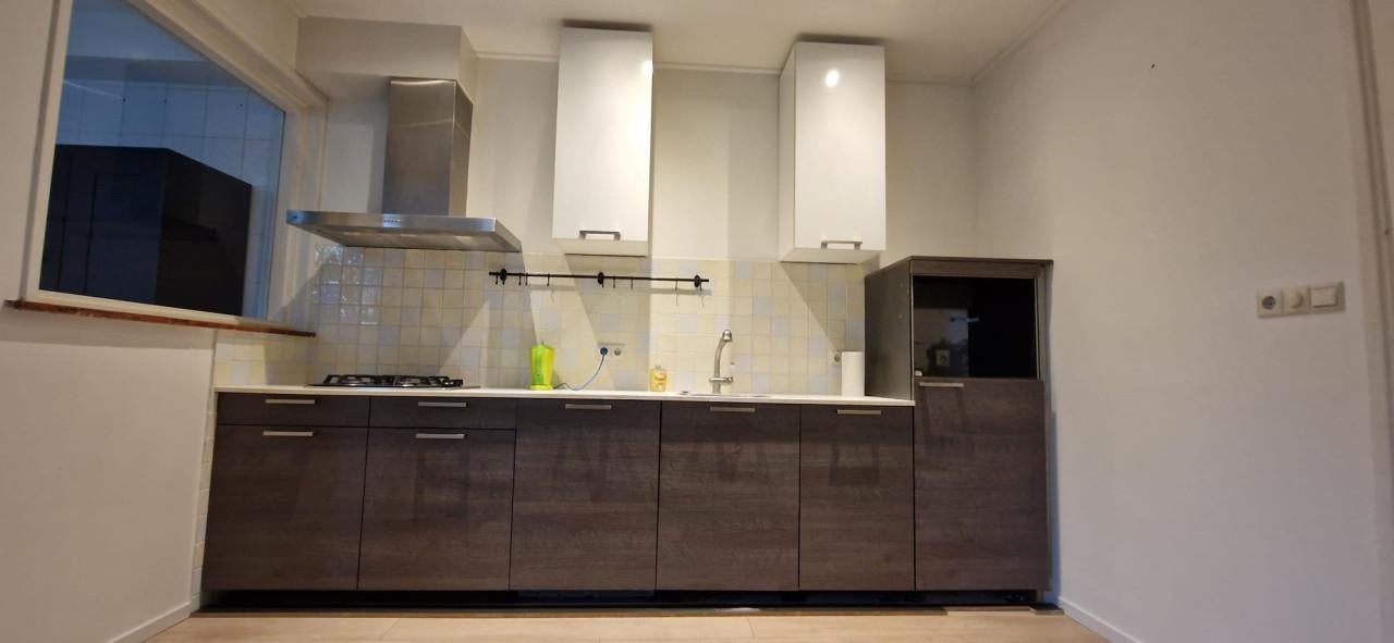 Keuken incl. koelkast, vaatwasser, gasfornuis, afzuigkap en kraan.