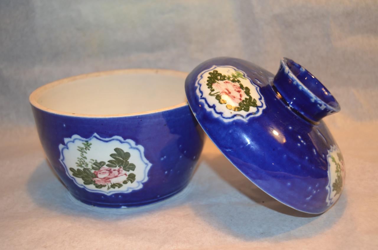 Twee polychrome porseleinen dekselpotten China 20e eeuw.
