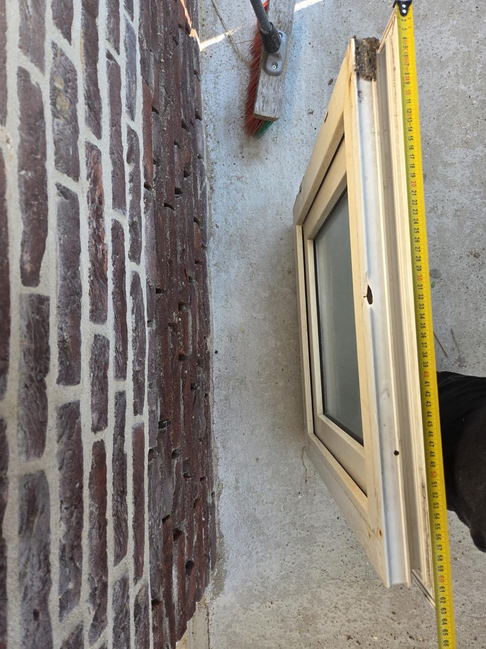 Te koop: 2x kunststof raampjes 60x60 cm (melkglas)