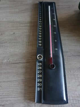 Leuk groot origineel jaren 70 leren Thermometer met kalender, goede staat..