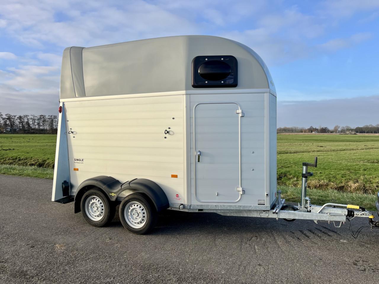 Zo goed als nieuwe aluminium Humbaur Single met zadelkamer