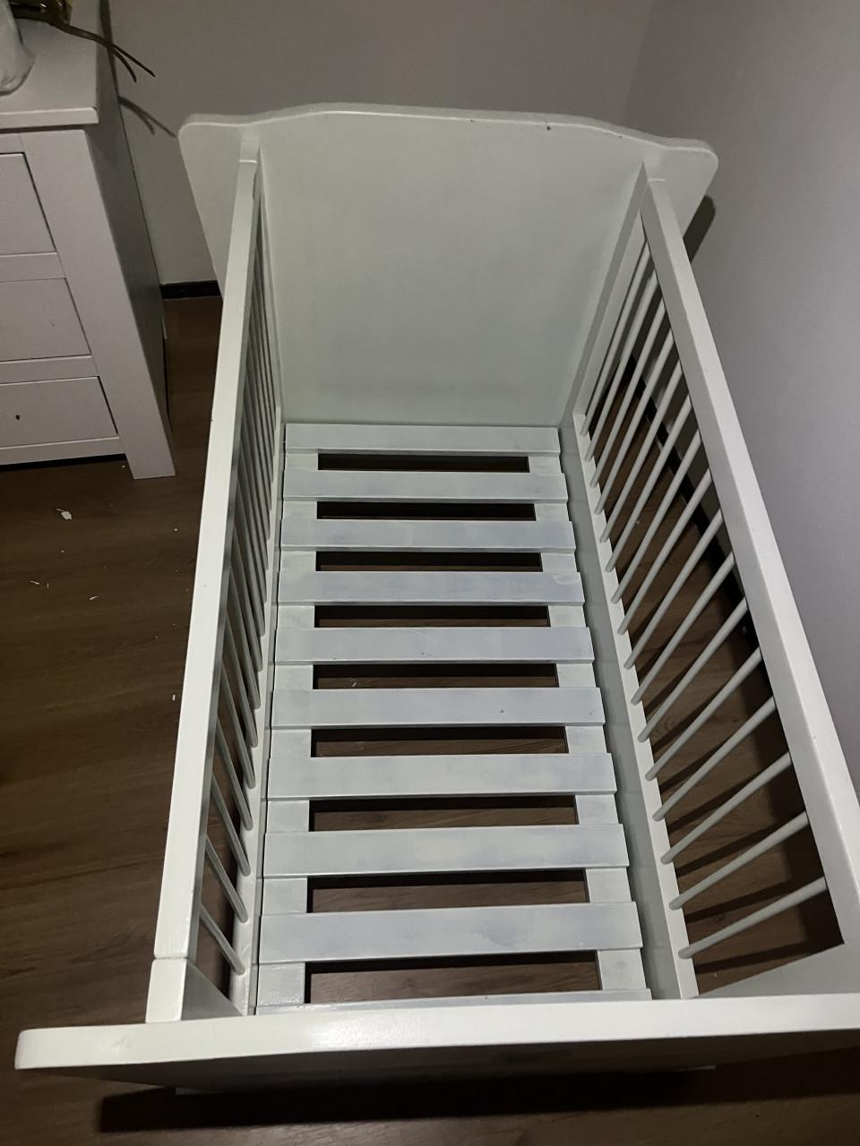 Wit houten ledikant / babybed – stevig & netjes