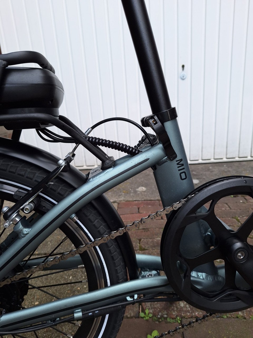 Twee electrische Raaks vouwfietsen