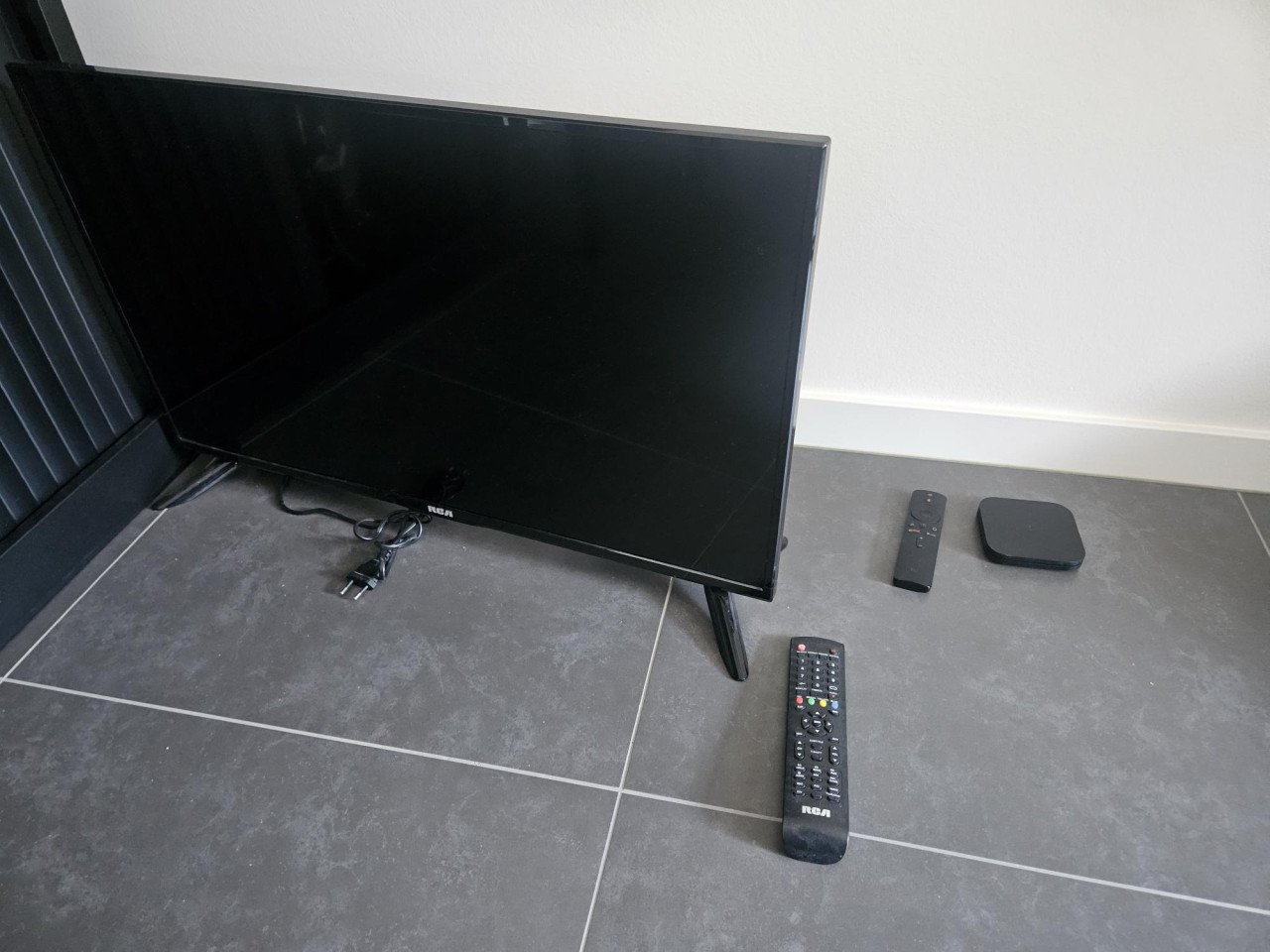 RCA 32"LED TV incl. MI box