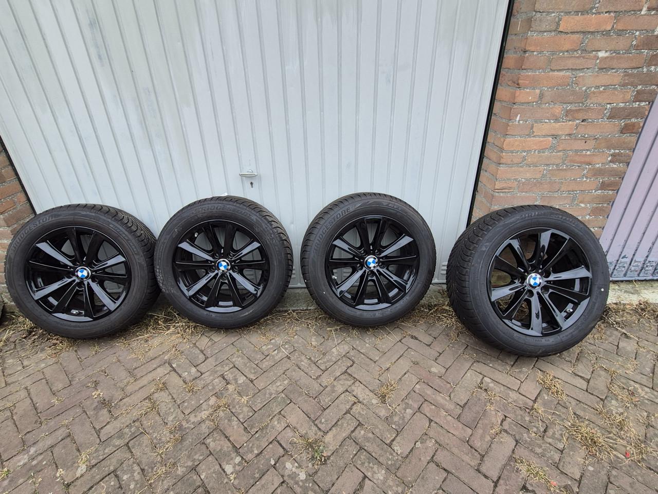 BMW winterbanden 225/55/R17met zwarte velgen