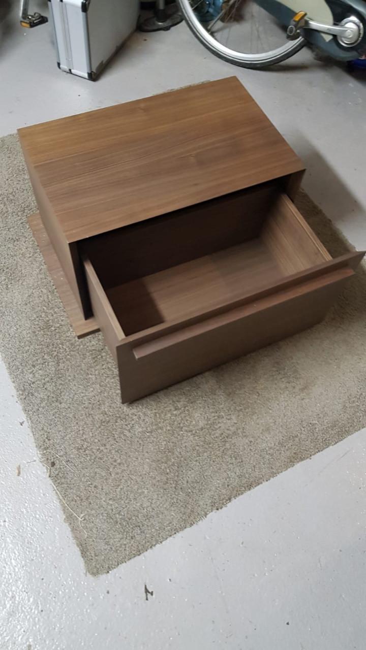 Een mooi ladekastje van hardhout.  AFM. 33x33x37 cm.