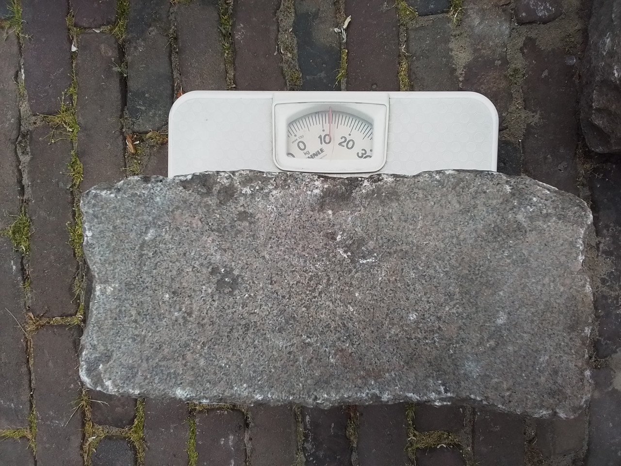 42 stuks granieten boordstenen.