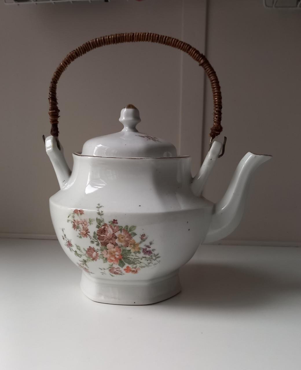 Oude koffie- theepot met rieten hengsel