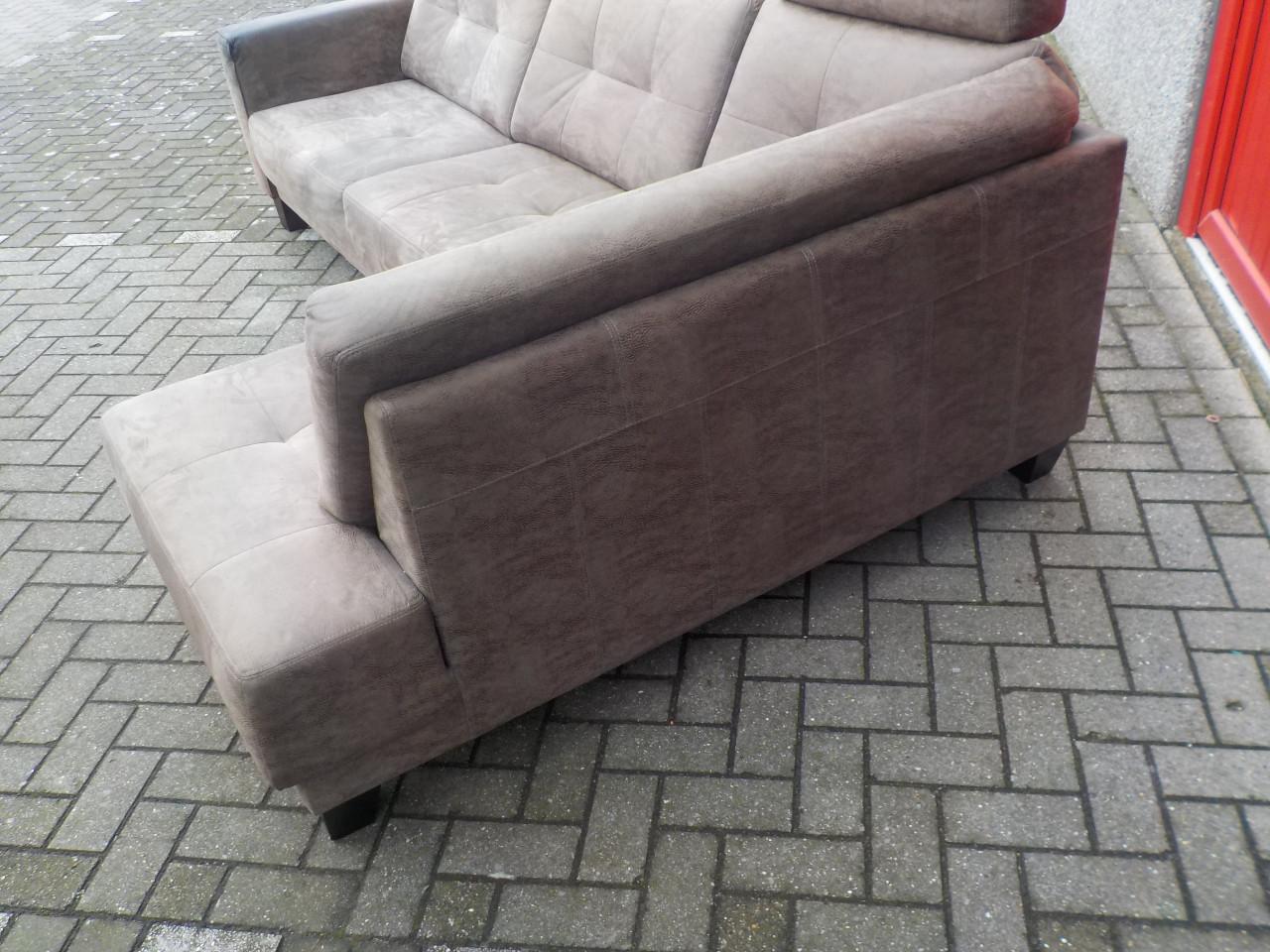 Mooie kwaliteit suede hoekbank in goede staat  260 x 160 cm diep 85 cm