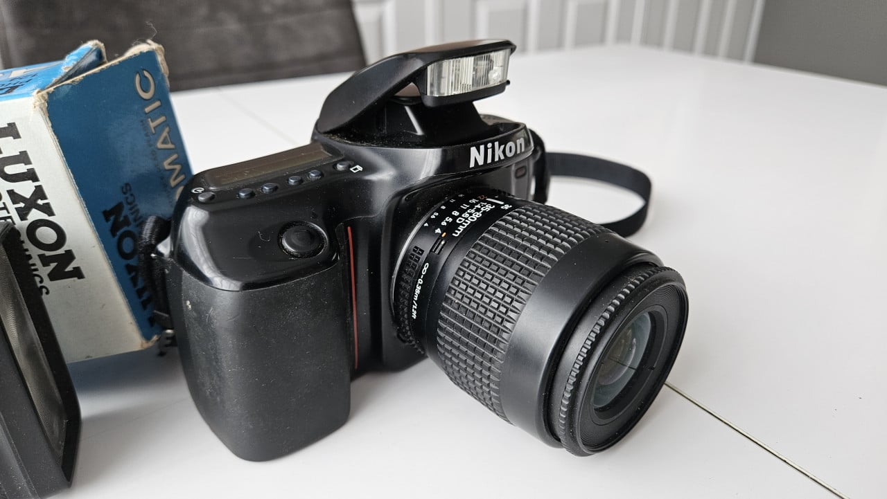 Nikon F50 analoge camera met lens + flitser + filmrolletje