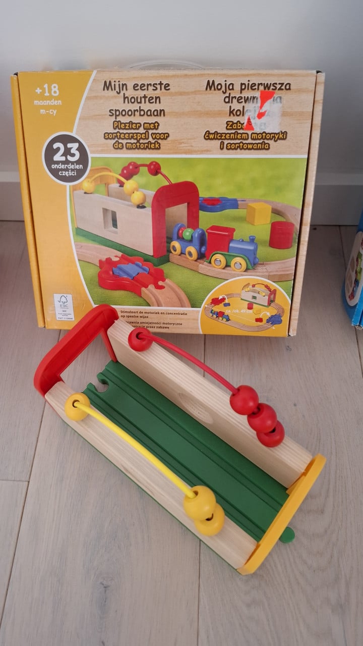Houten auto figuren en een trein met rails