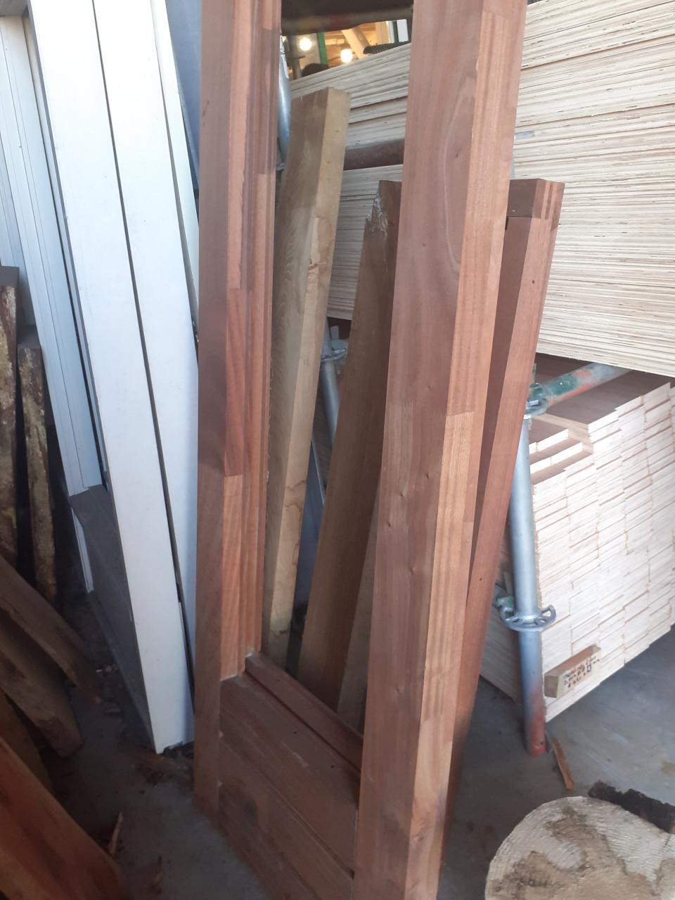 2 nieuwe hardhouten kozijn 73 x 222 voor 100 euro