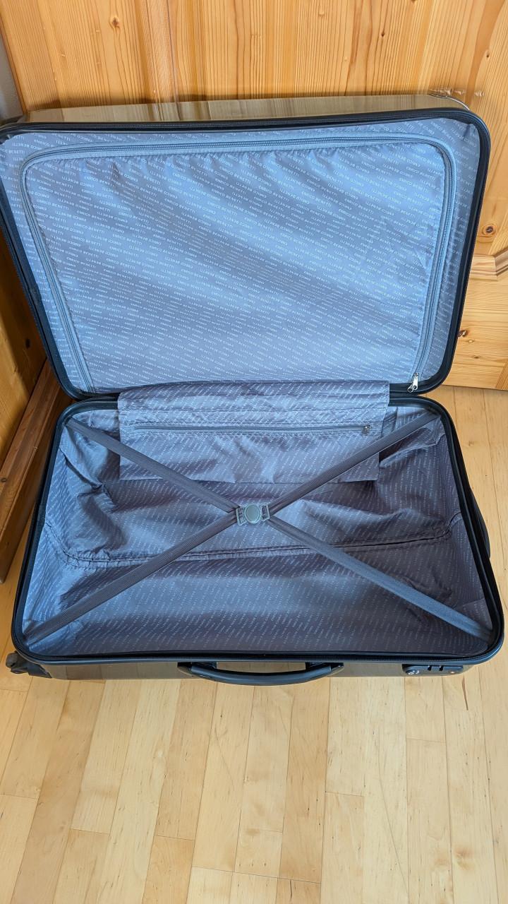 Hardcase reiskoffer-rolkoffer 74 x 48 x 26 cm. Inhoud 92 L.