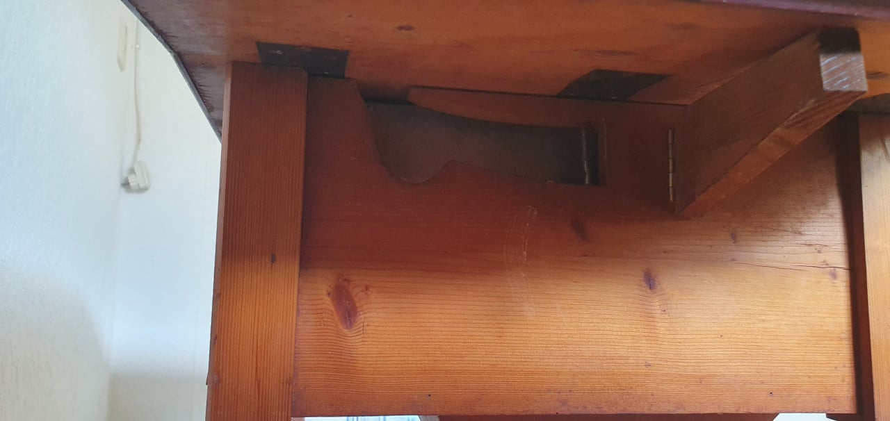 Antieke bijzet tafel type hangoor