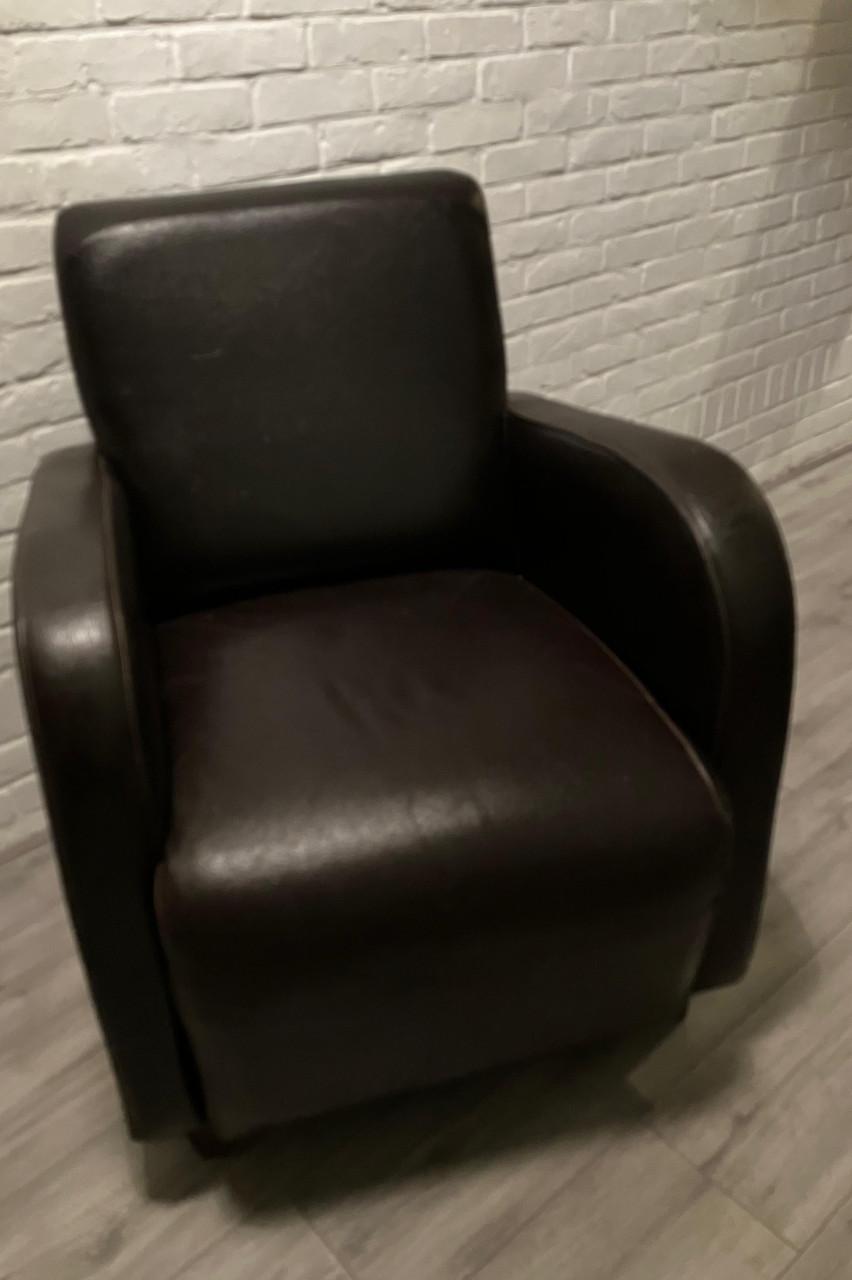 Faux leren stoel zoekt eigenaar!  Voor 5 euro mag die mee