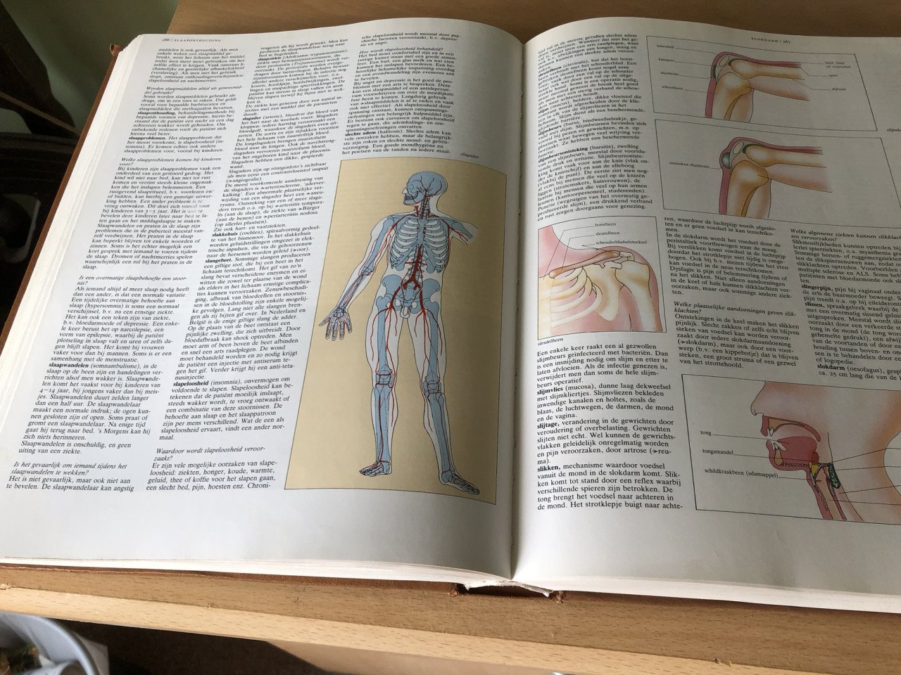 Te koop Oosthoek encyclopedieen.(z.g.a.n.).
