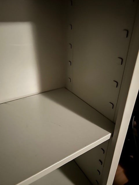 Kast te koop, in goede staat, sterk en makkelijk verplaatsbaar