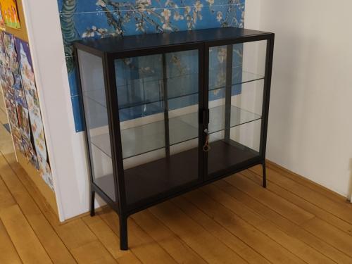Zgan. Ikea Milsbo vitrinekast, zwart 101x100cm