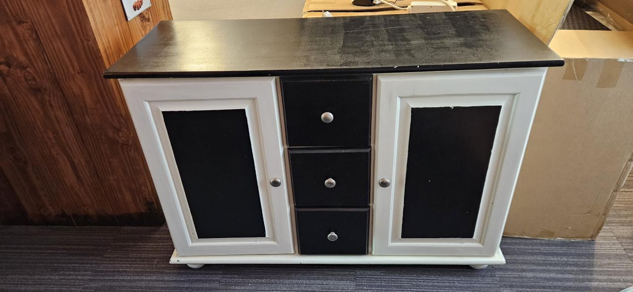Zwart-wit dressoir met lades en deuren geschilderd