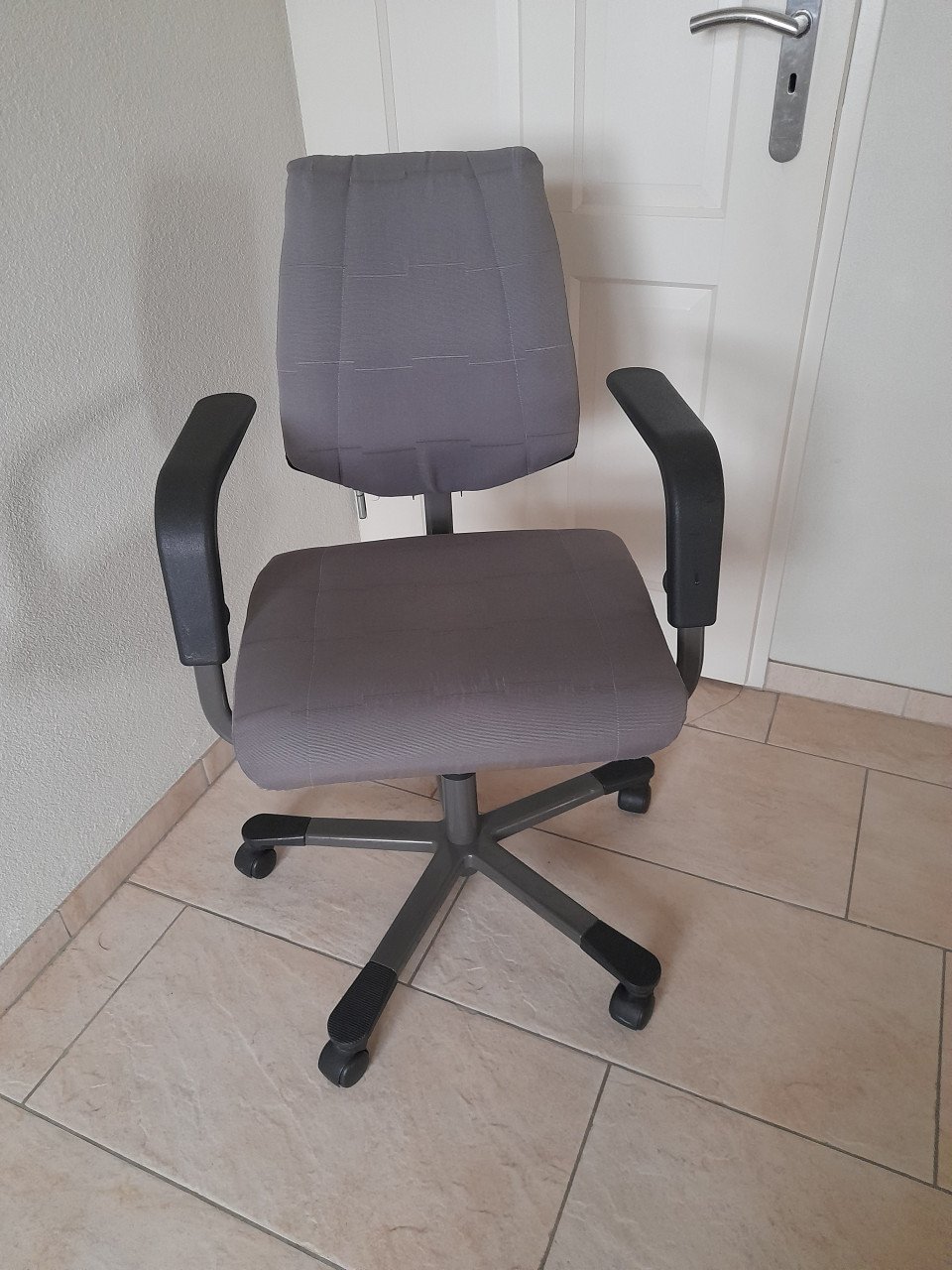 Stevige Bureau stoel  verstelbaar (in goede nette staat )