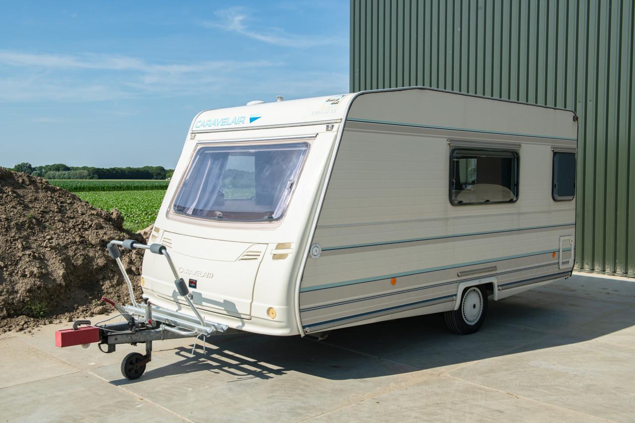Nette caravan Caravelair Bamba de Luxe met stalling