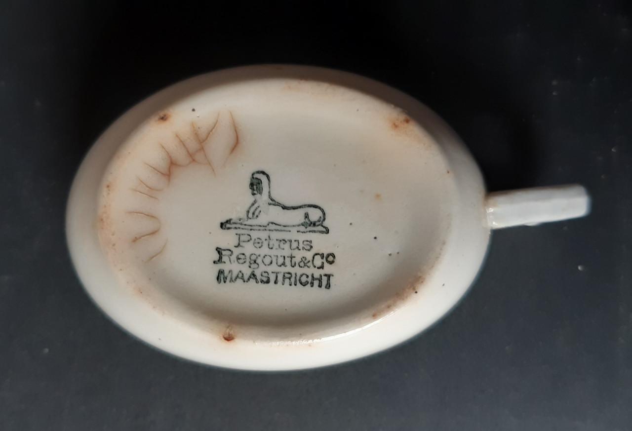 Petrus Regout wit theelicht op pootjes met vetschuitje